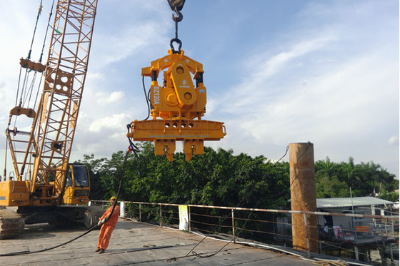 ค้อนตอกเสาเข็มไฟฟ้าแบบกำหนดเอง 90kw เสาเข็มไฮดรอลิก Vibro 1050r / นาที